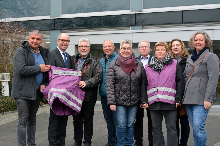 Landrat Manfred Müller dankt den Ehrenamtlichen, die einer besonders schweren Aufgabe nachgehen – v.l. Ernst Grauer, LR Manfred Müller, Pastor Heinrich Friesen, Roland Markman, Anita Papenheinrich, Kurt Menzel, Heike Grimm, Annemarie Joester und Miriam Reimann  Foto: Kreis Paderborn, Amt für Presse- und Öffentlichkeitsarbeit, Meike Delang